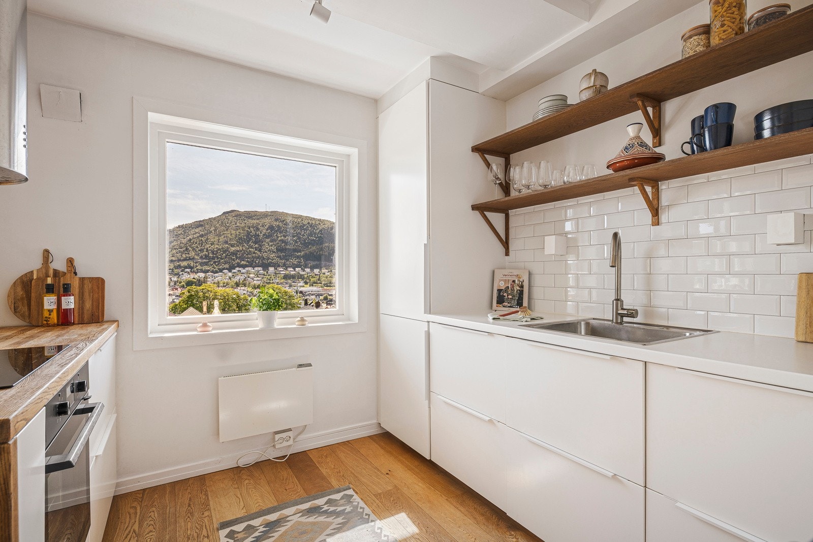 Kjøkkeninnredningen består av slette fronter, benkeplate av laminat. Galleribilde