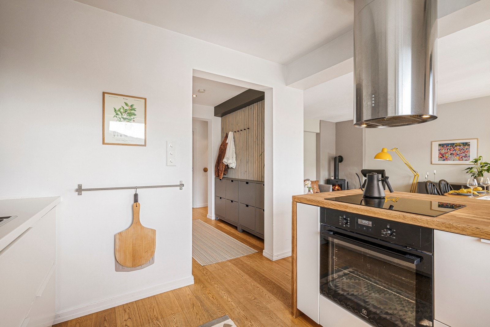 Fra entréen har man tilkomst til leilighetens to soverom, bad og videre inn til stue og kjøkken. Galleribilde