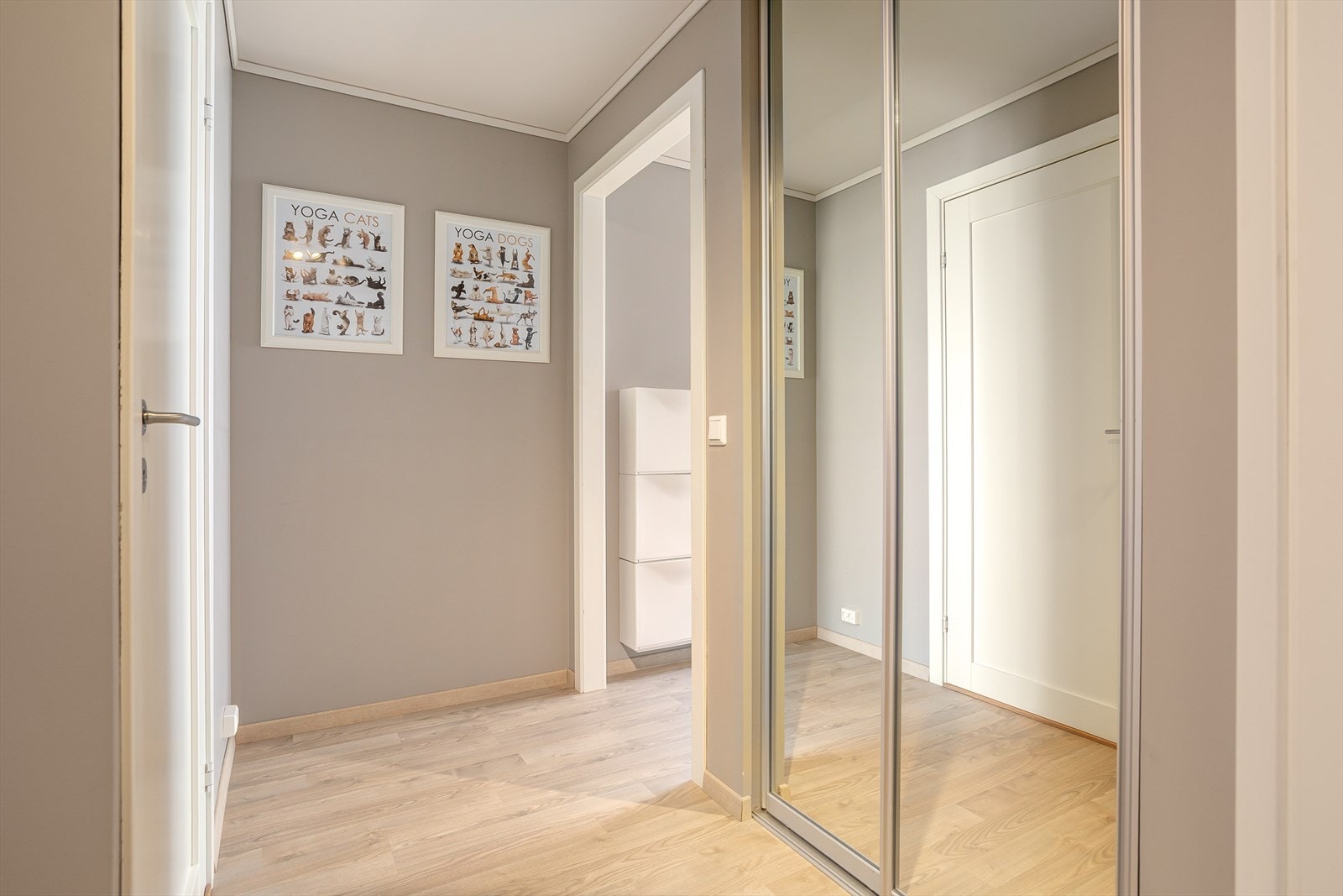 Videre adkomst til gang med skyvedørdgarderobe Galleribilde