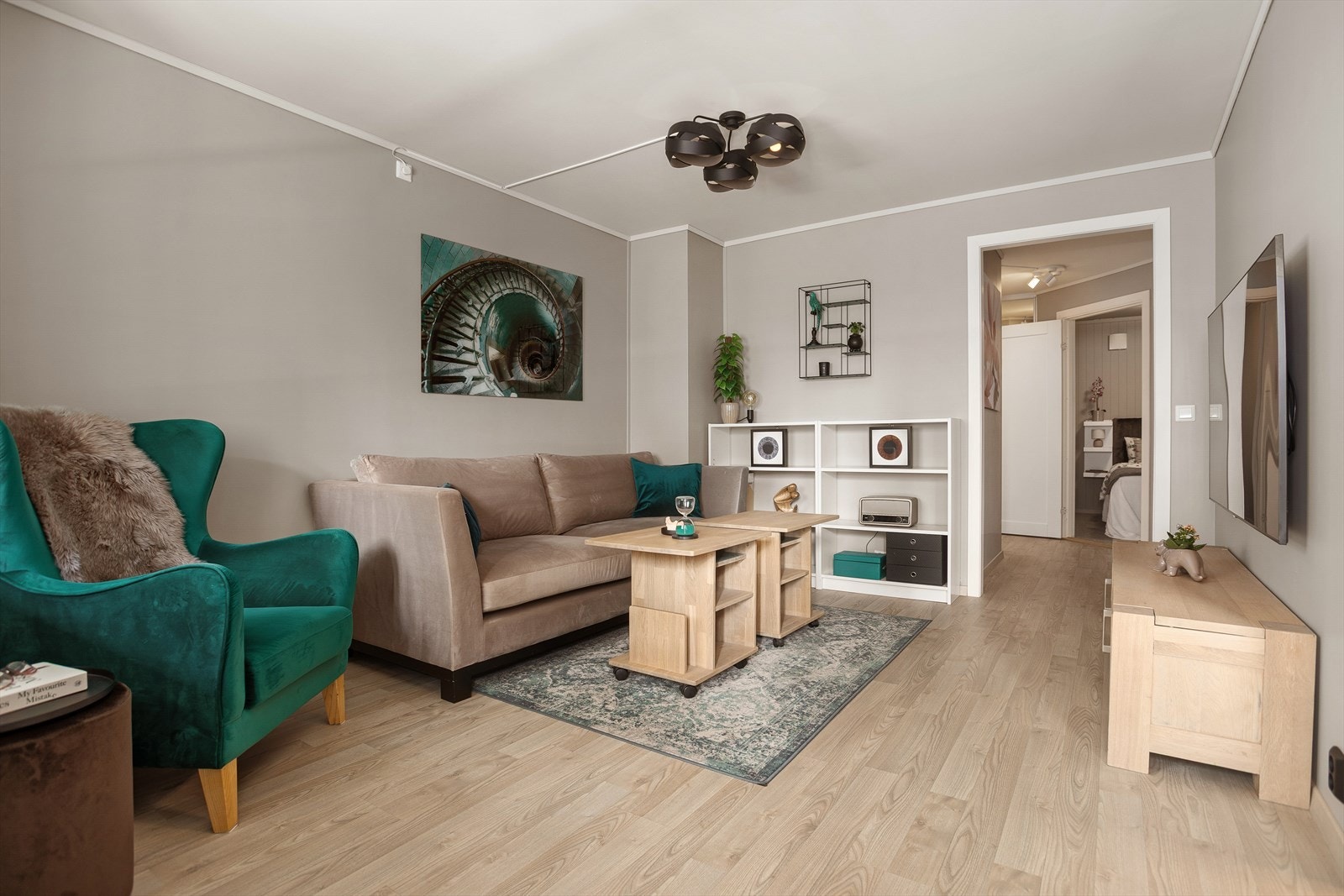 Stuen er malt i lyse og moderne fargetoner Galleribilde