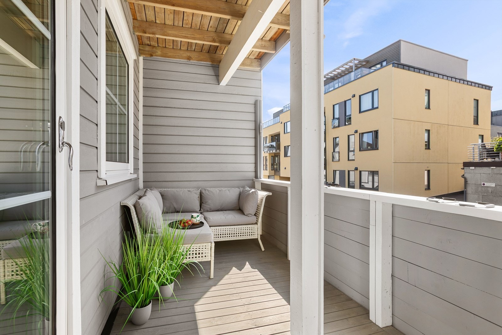 Leiligheten har overbygd balkong på ca. 10 m2 Galleribilde