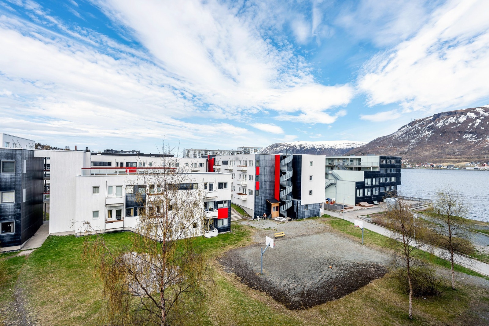 I nærområdet er det fine gangstier langs sjøen og små lekeplasser/parker der man kan nyte utsikten mot sjøen Galleribilde