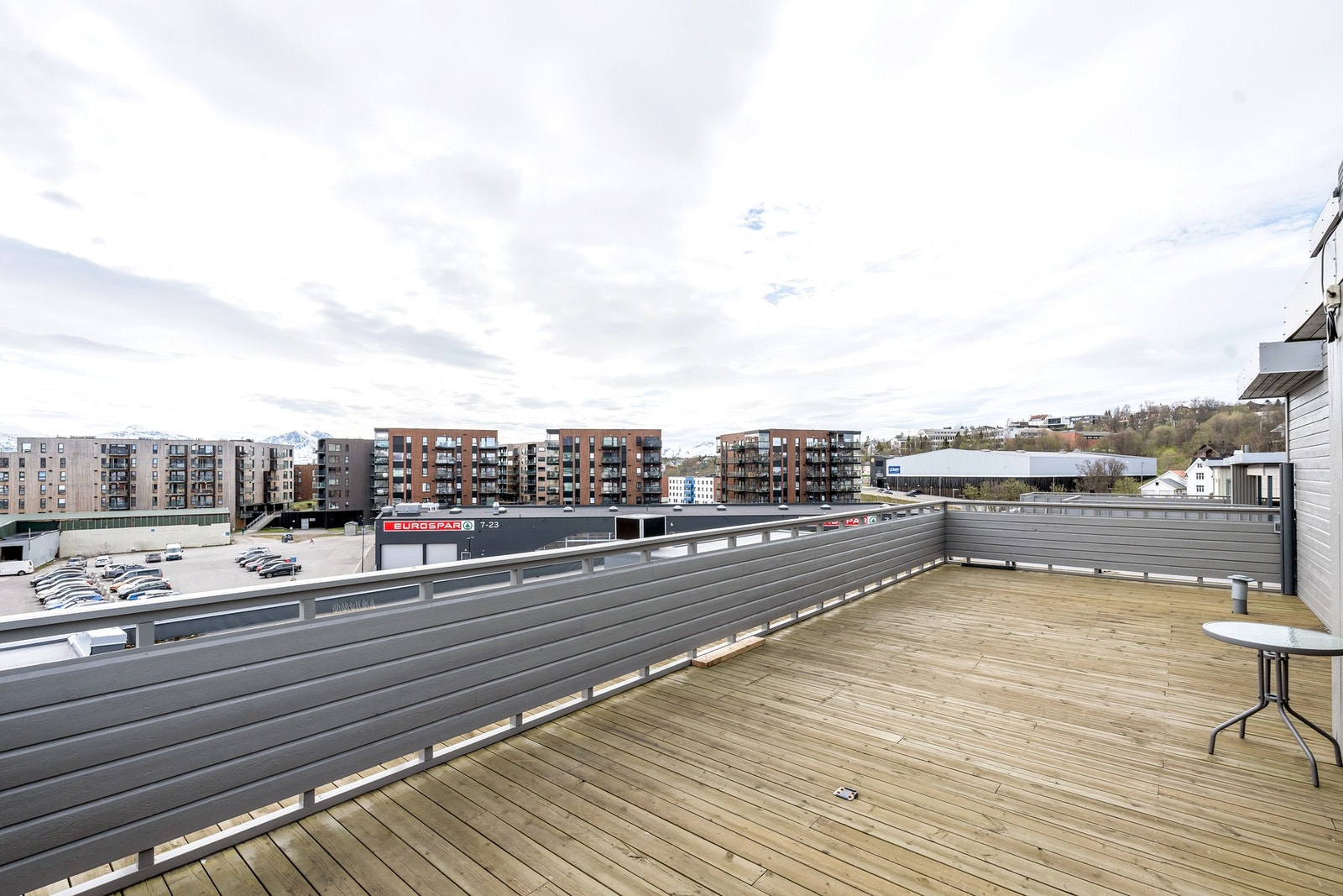 Borettslaget har en felles takterrasse - herfra har man flott utsikt over nærområdet Galleribilde