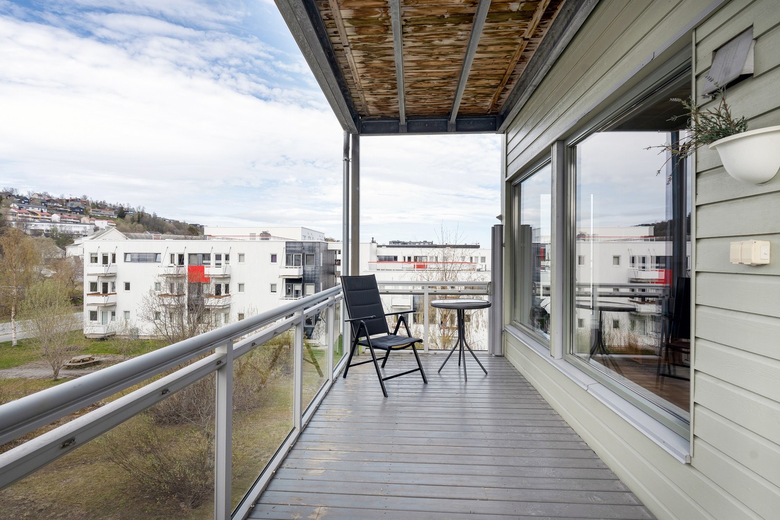 Romslig, vestvendt balkong som har god plass til utemøbler Galleribilde