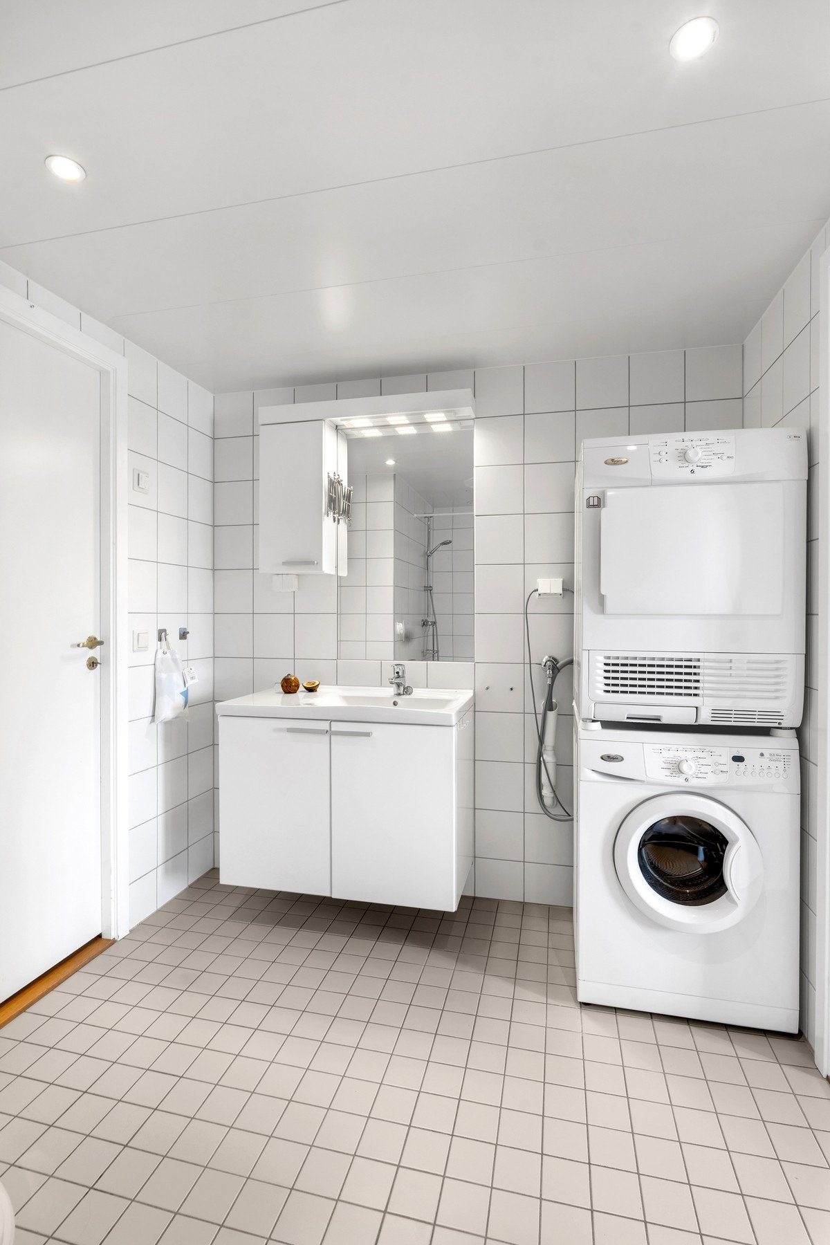 På badet er det også opplegg for og plass til vaskemaskin og tørketrommel Galleribilde