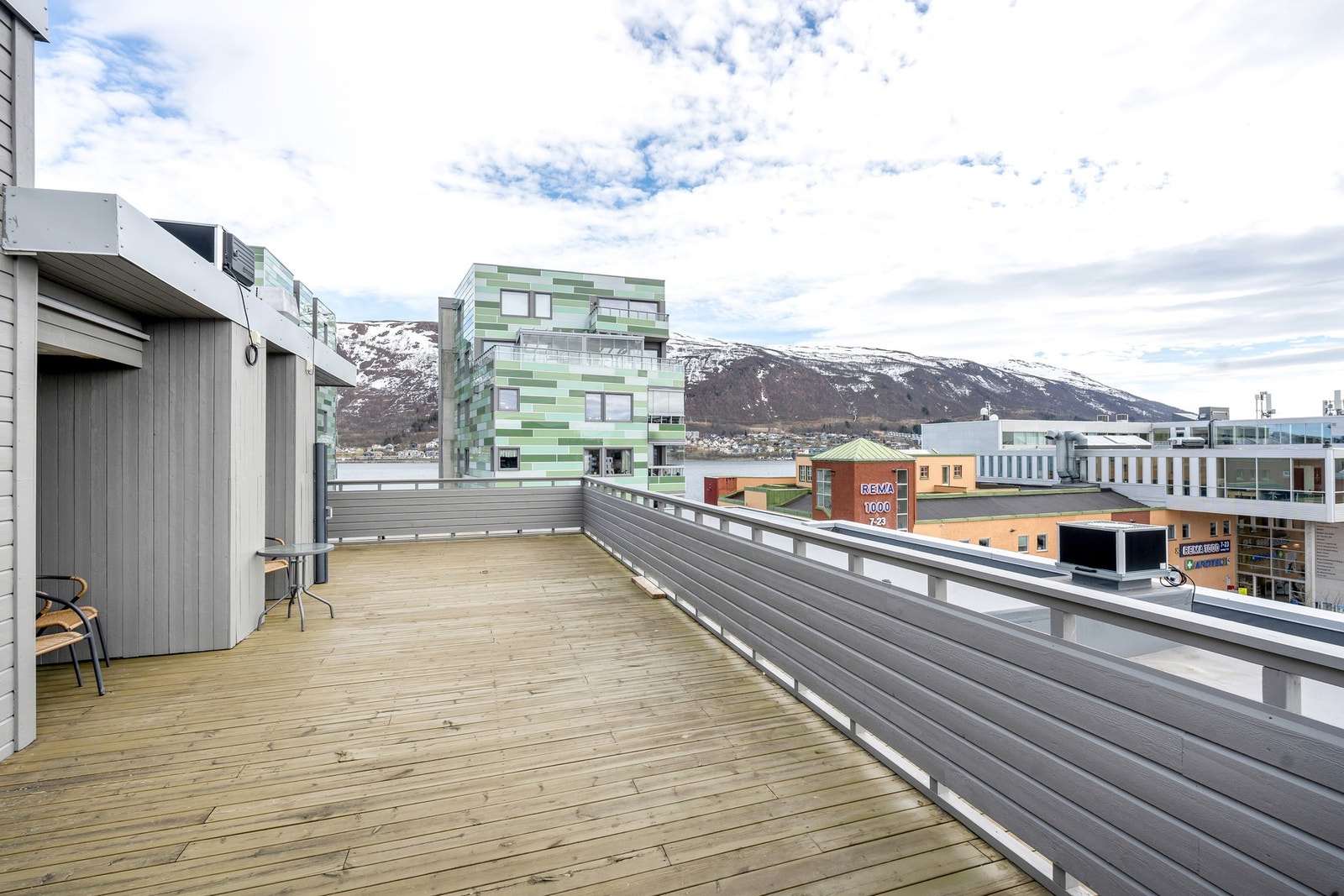 Fra felles takterrasse ser man også deler av Tromsøysundet og Fløya Galleribilde