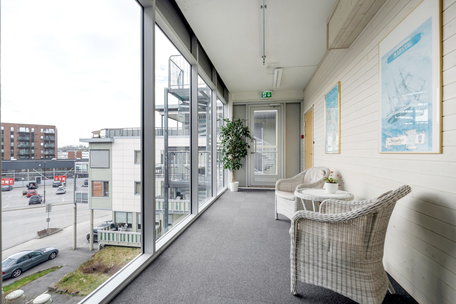 Adkomst til leiligheten er via innglasset svalgang Galleribilde