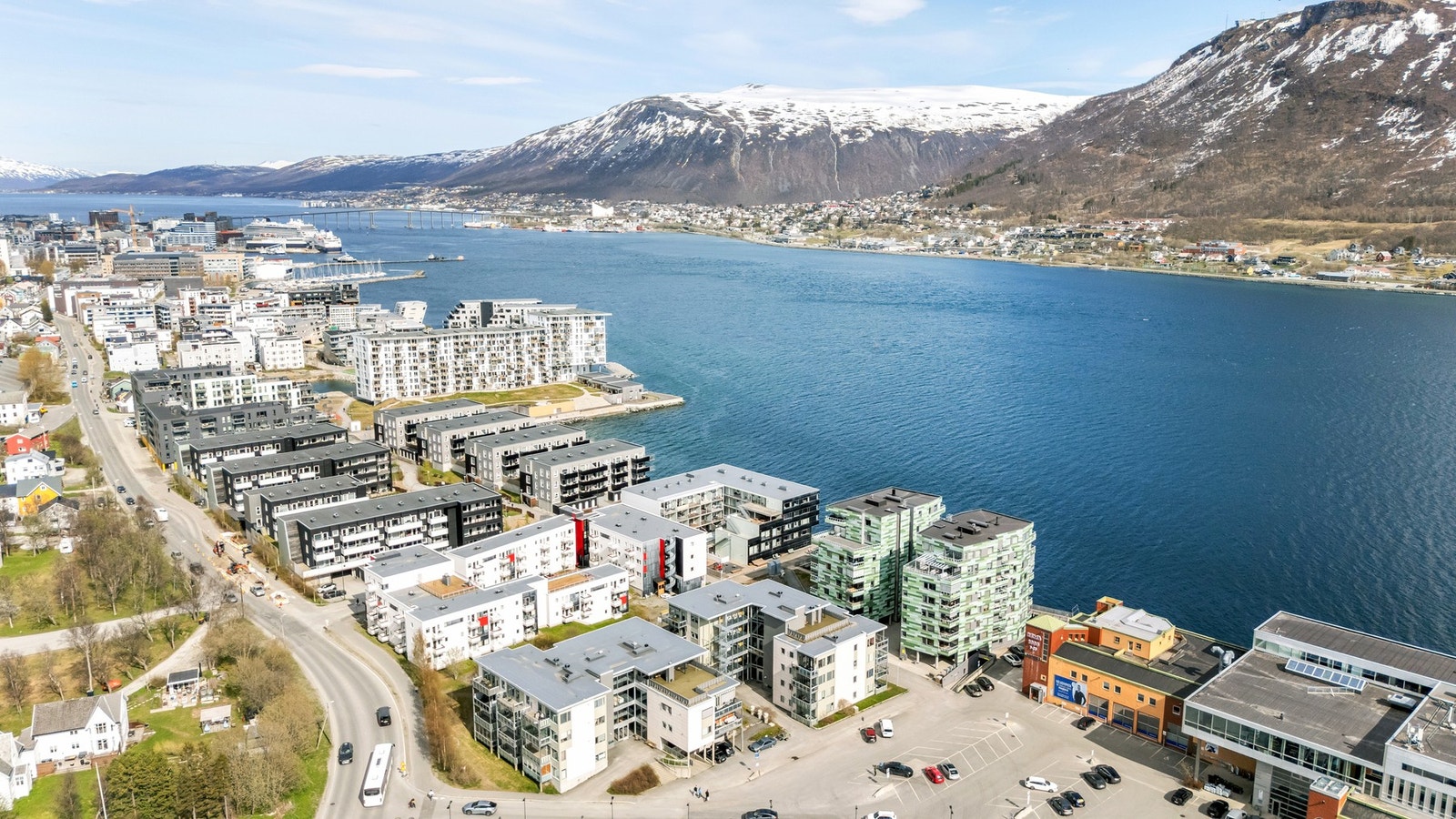 Bussen stopper like ved og har hyppige avganger til sentrum, Jekta og UNN/UiT Galleribilde
