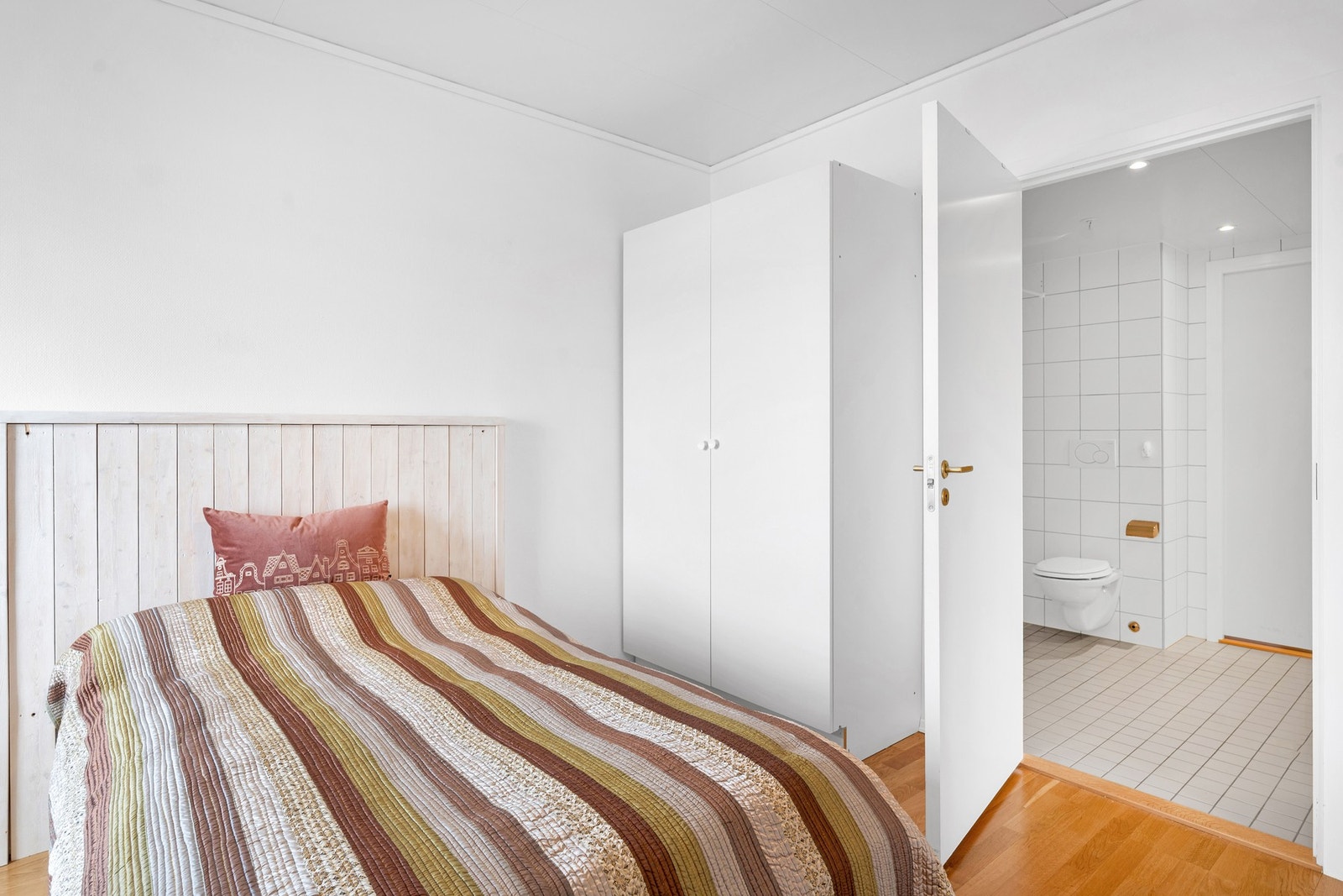 Fra soverommet er det dør inn til badet Galleribilde