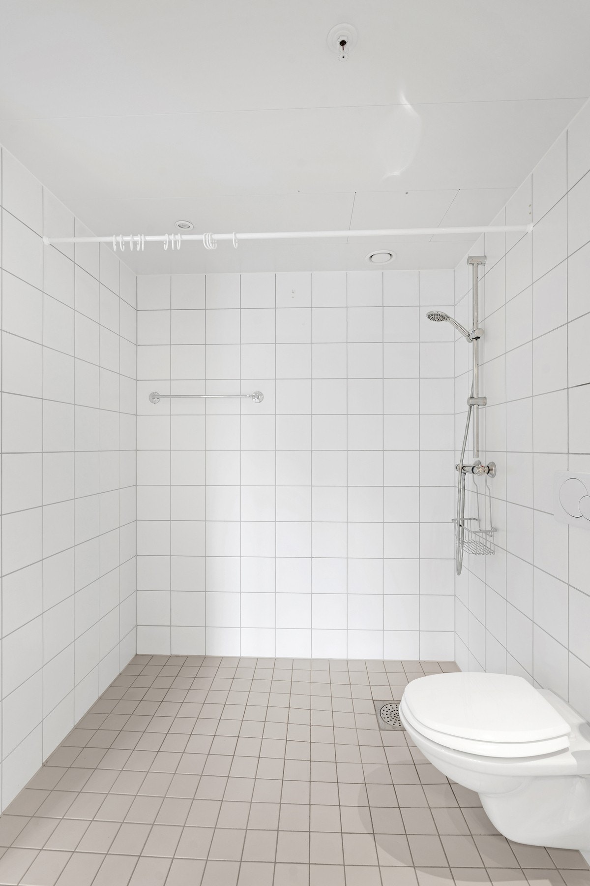 Vegghengt toalett og dusjarmatur på badet Galleribilde