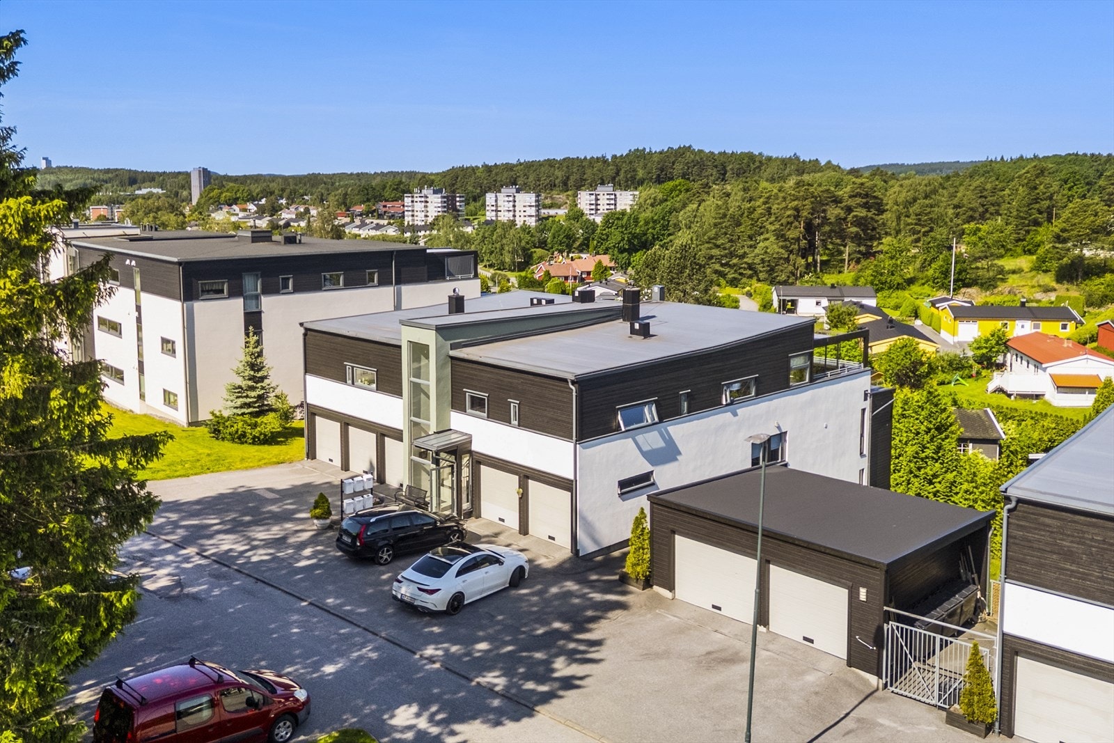 Det er kort vei til legevakt, Høgskolen i Østfold med svømmehall og til fine turområder i marka med lysløyper og tilhørende sportshytter. Det er ca. 7 km ut til E6 med fine veier nordover mot Oslo og Østfoldbyene og sydover mot svenskekysten og Gøteborg Galleribilde