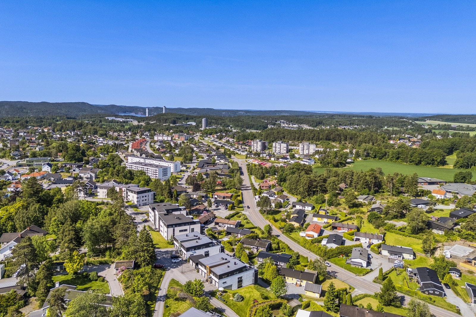 Augustaborg ligger høyt, fritt og meget solrikt med ca. 1,5 km. gangavstand ned til Halden sentrum, uten gjennomgangstrafikk i rolig og veletablert boligområde Galleribilde
