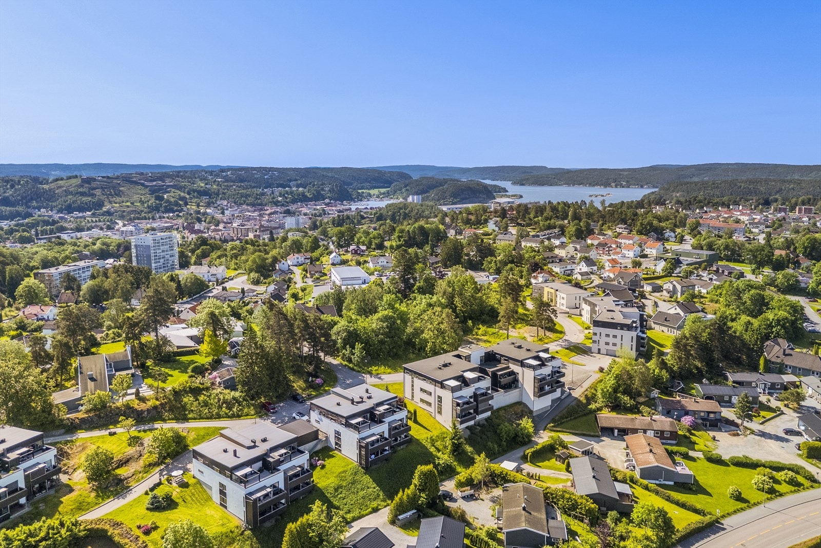 Det er bussholdeplass like på nedsiden av borettslaget og kun noen få hundre meter bort til Hjortsberg barneskole, Strupe ungdomsskole, barnehage, dagligvarebutikker, bakeri, apotek, flere idrettshaller, treningssenter, tennishall og stort fotballanlegg Galleribilde