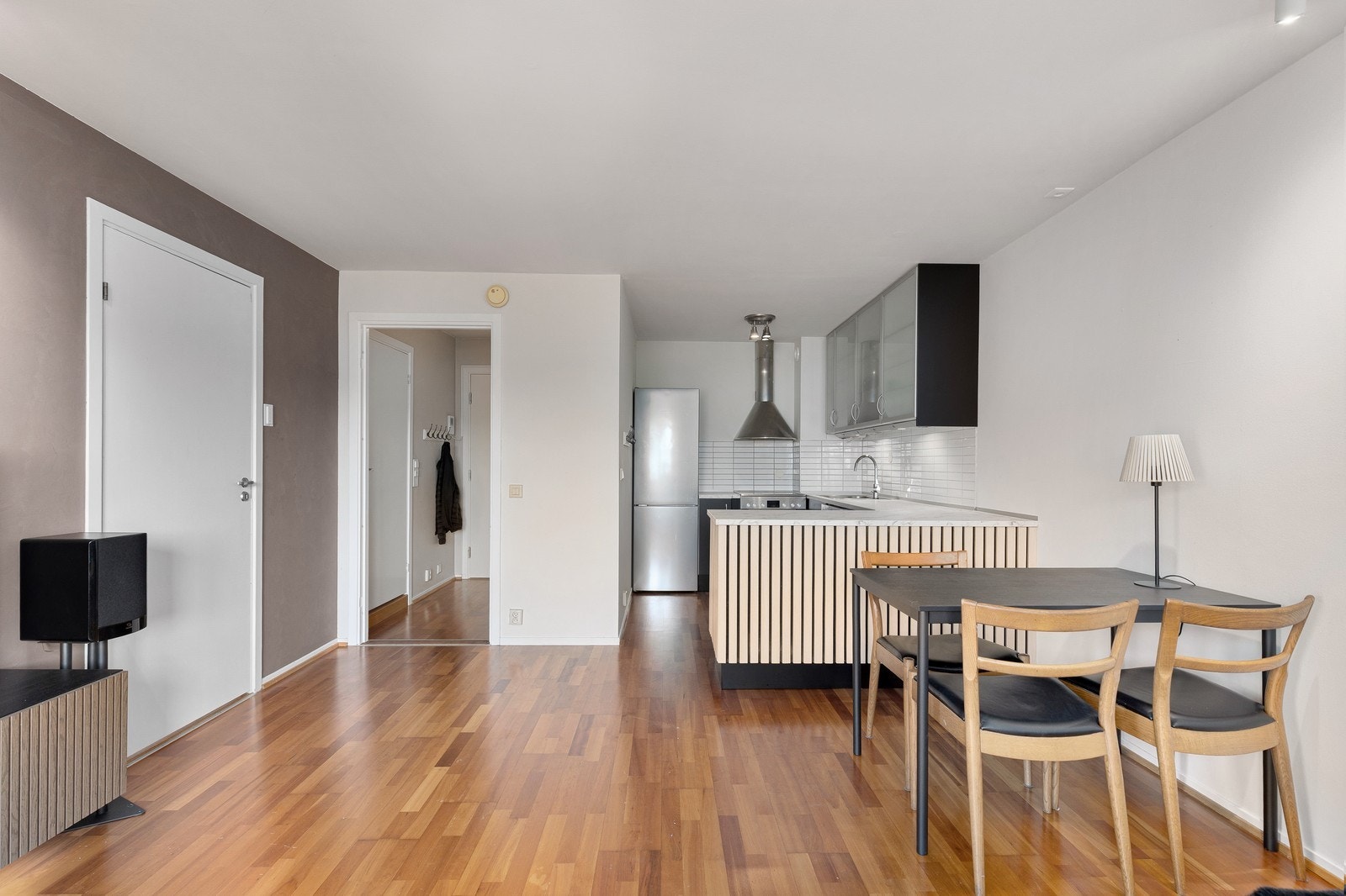 Romslig stue med god plass til både sofagruppe og spisebord. Galleribilde