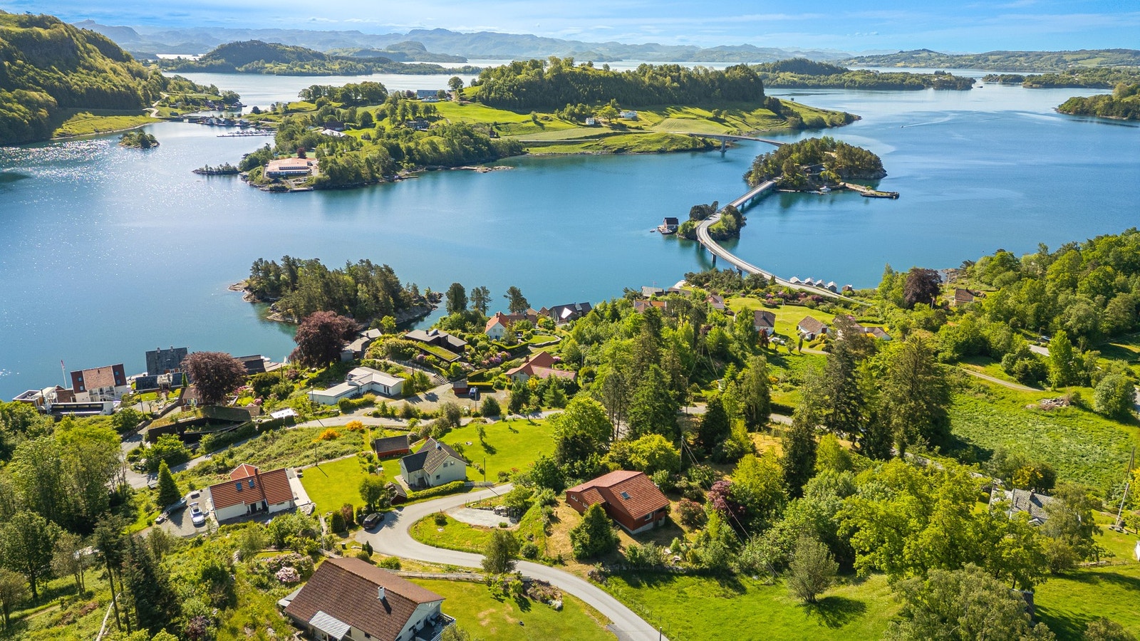 Attraktivt hytteområde ved Ramsvig. Naust og brygge like ved Ramsvigholmen. Galleribilde