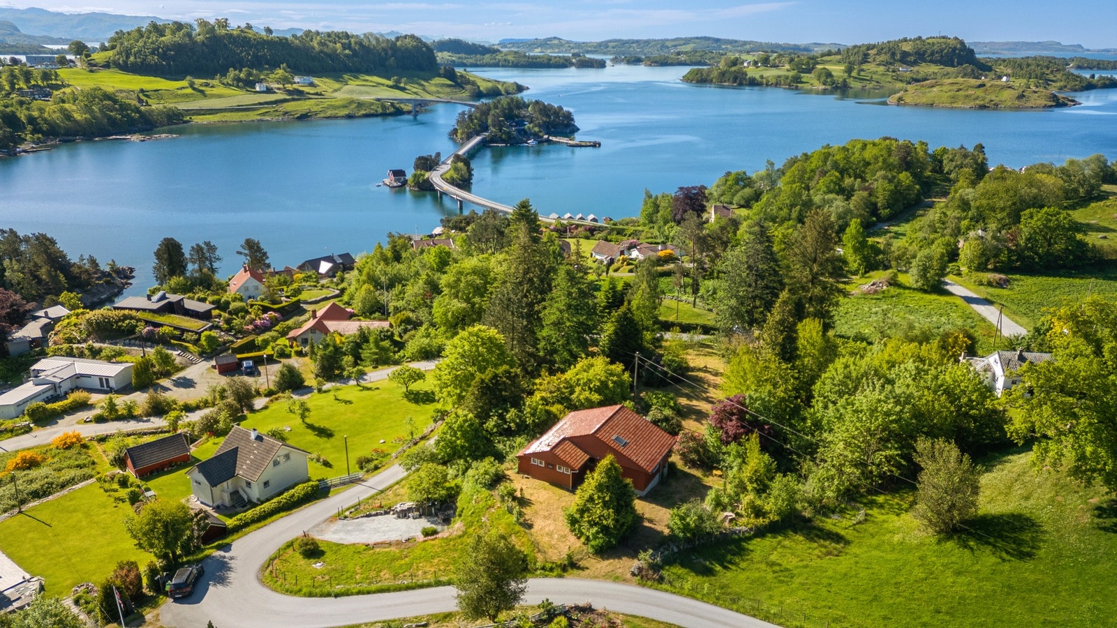 Eiendommen ligger i høyden. Tomt på over 4 mål. Galleribilde