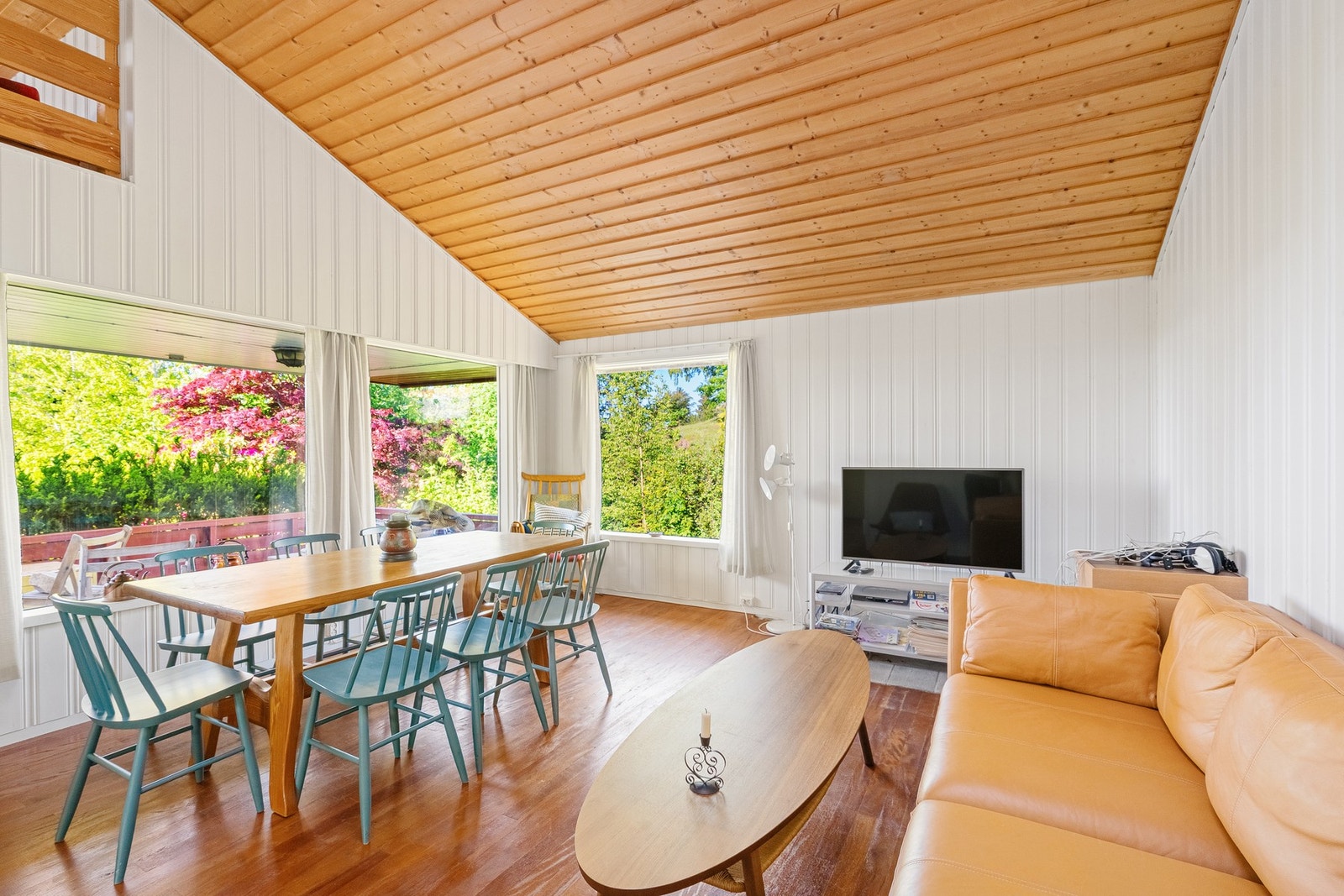 Luftig stue med mønet himling Galleribilde