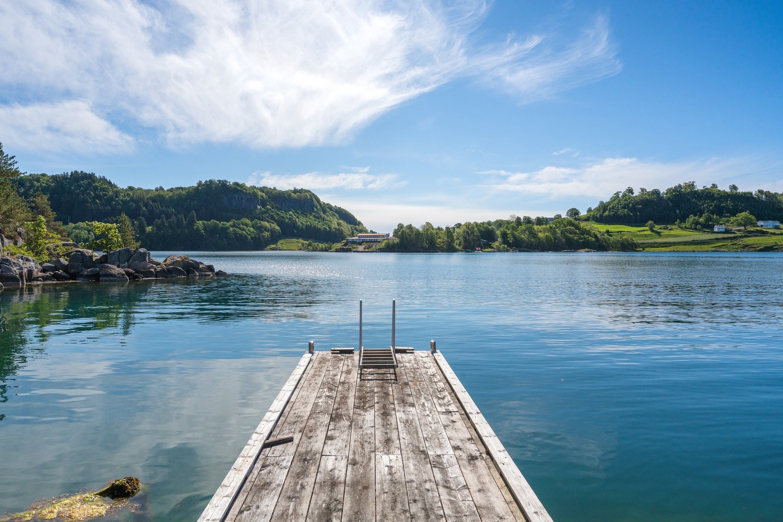 Kort vei ned til naust og brygge Galleribilde