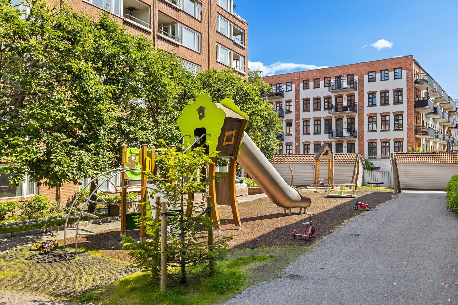 Hyggelige og nylig oppgradert lekeplass på fellesområdet. Galleribilde