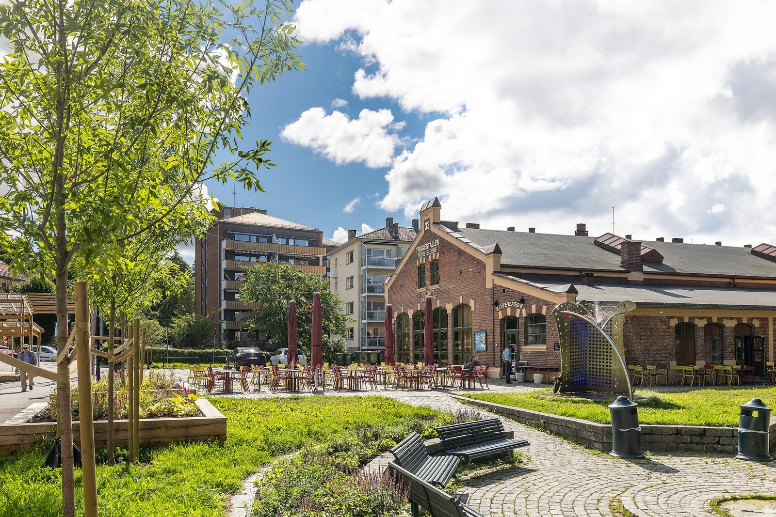 Trikkestallen med nydelig uteservering på sommeren. Galleribilde