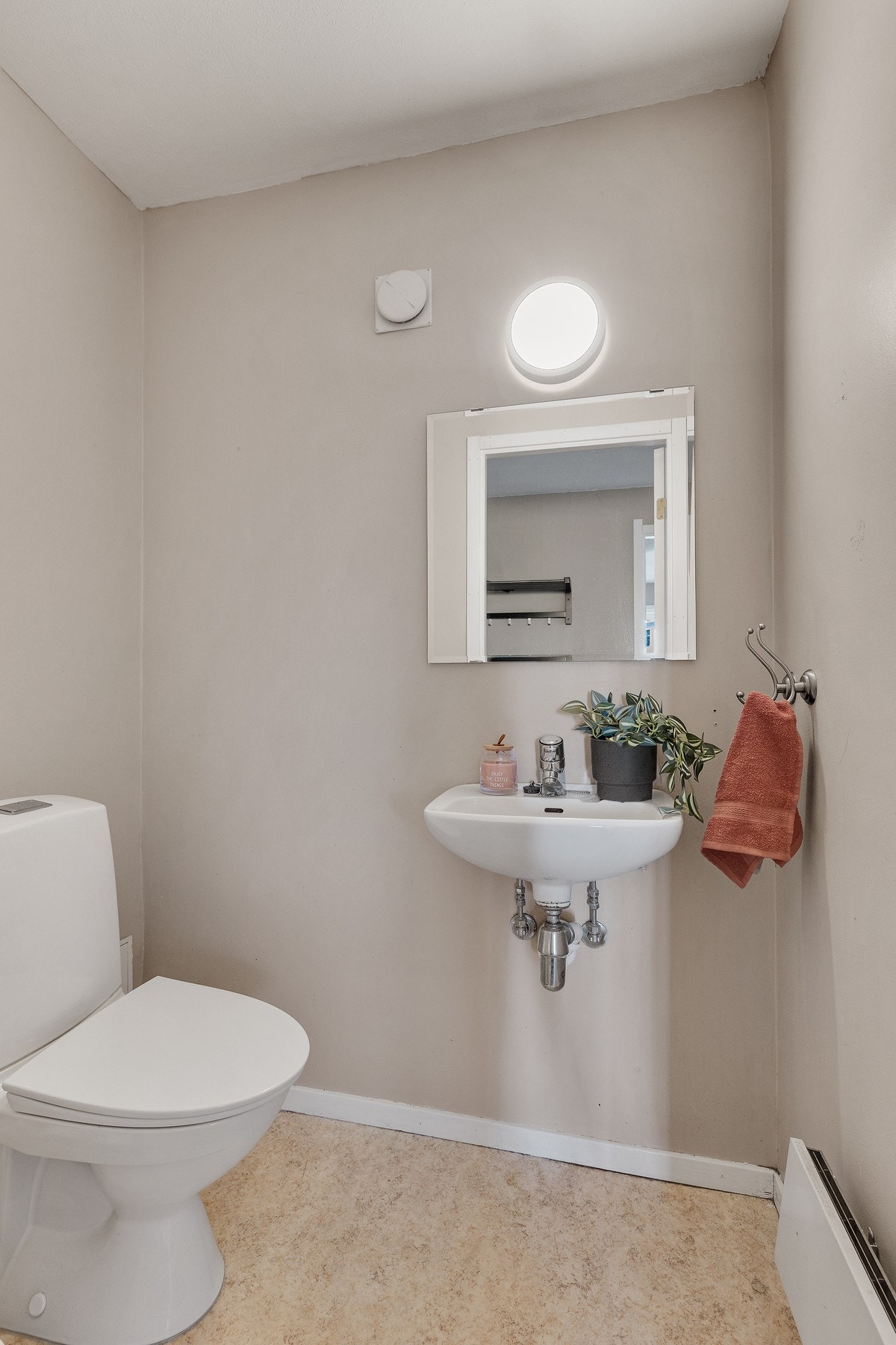 Separat toalett ved inngangsparti. Galleribilde