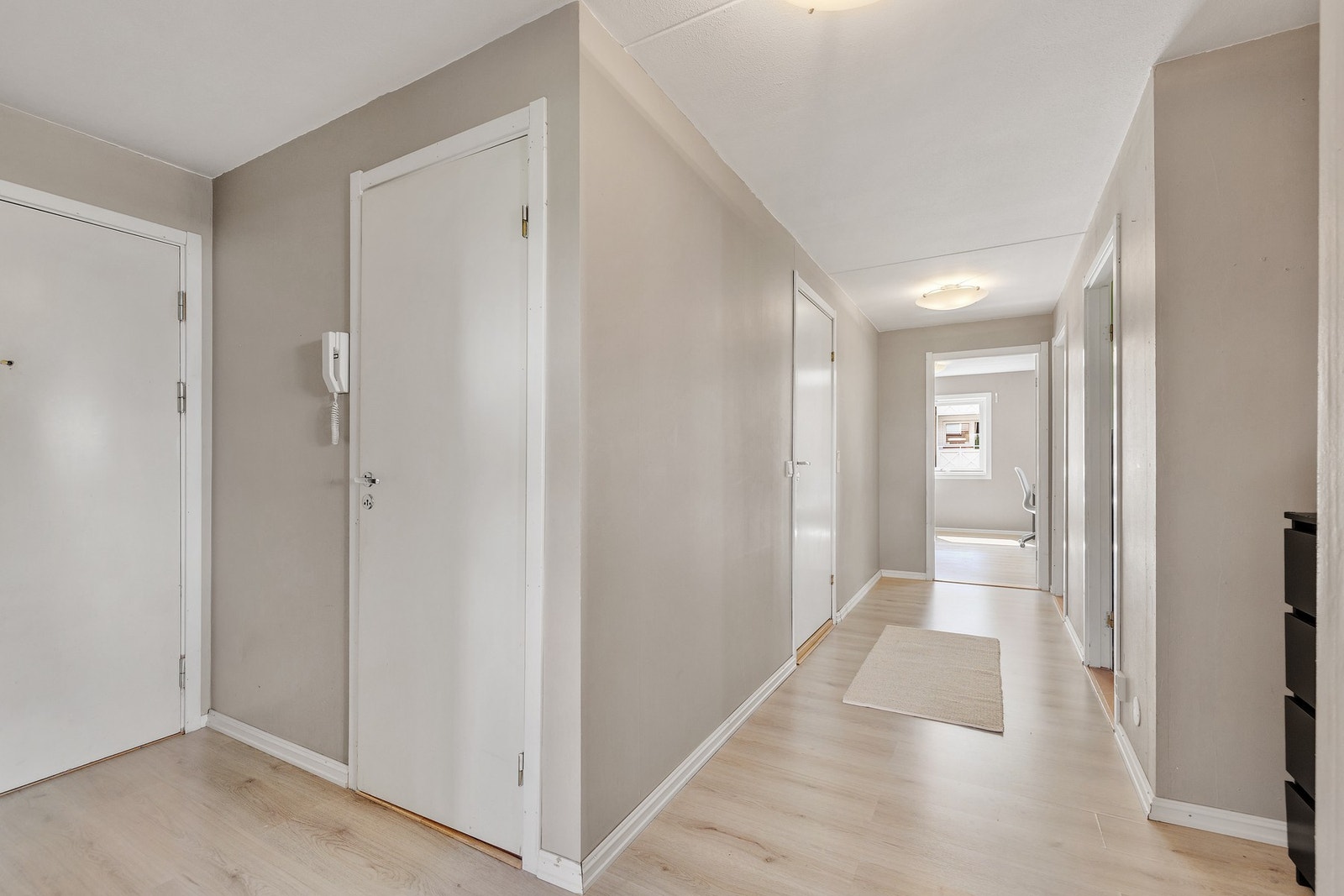 Entré med adkomst til alle leilighetens rom. Galleribilde