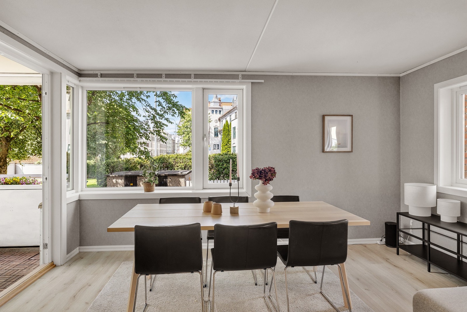 Stuen ligger på byggets hjørne, dette gir en luftig romfølelse og store vindusflater bidrar til gode innvendige lysforhold. Galleribilde