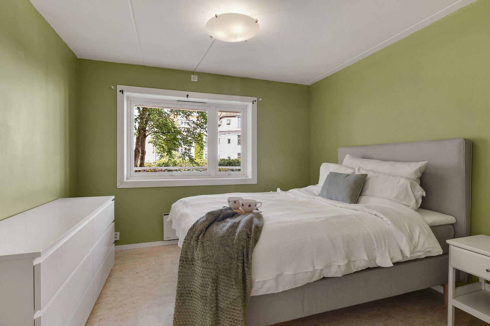 Soverom 2: God plass til dobbeltseng. Egner seg også bra som kontor, barnerom eller hobbyrom Galleribilde