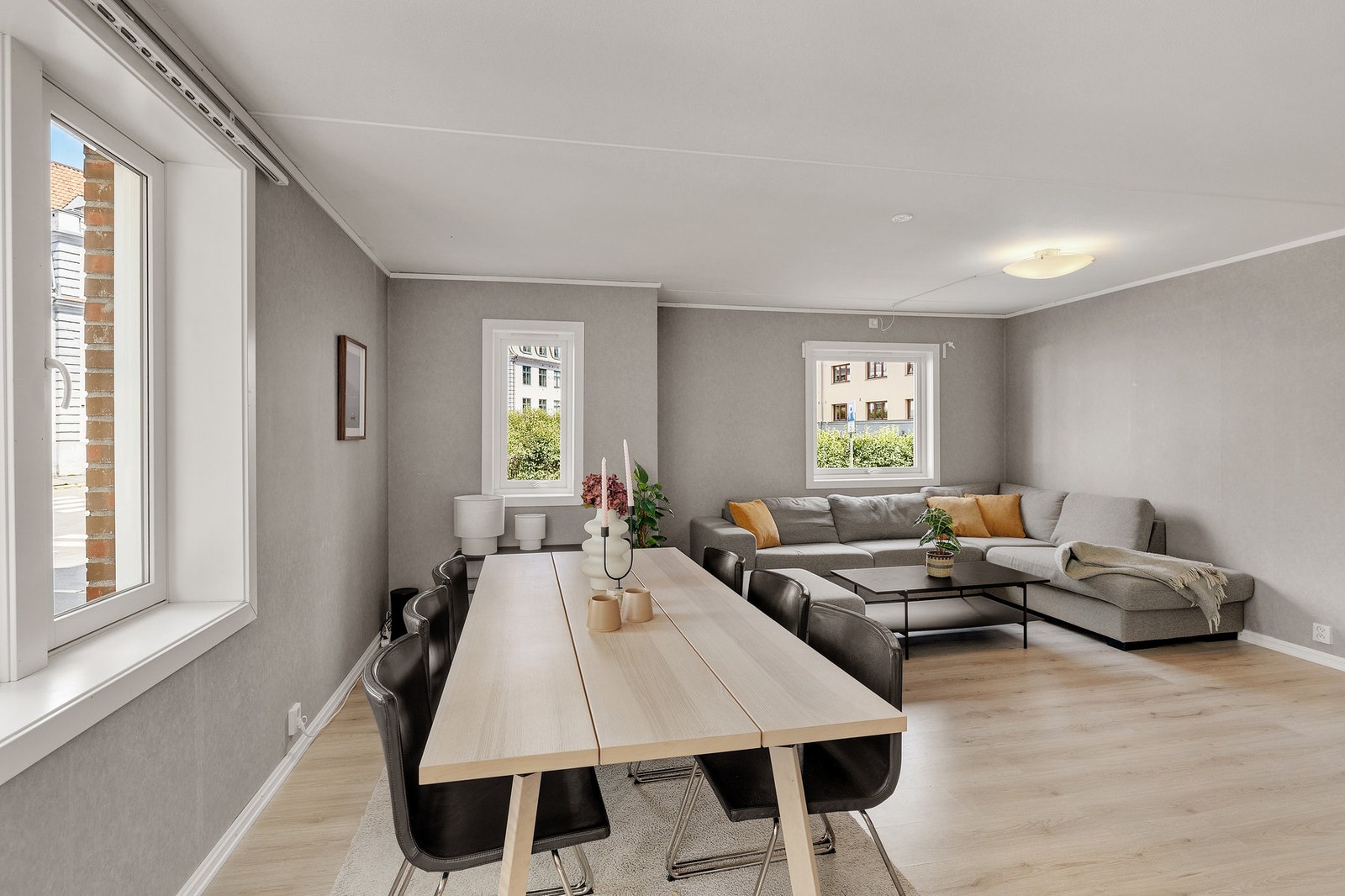 Stuen har god plass til hyggelig sofagruppe, tv-seksjon, spisebord samt øvrig ønsket møblement. Galleribilde