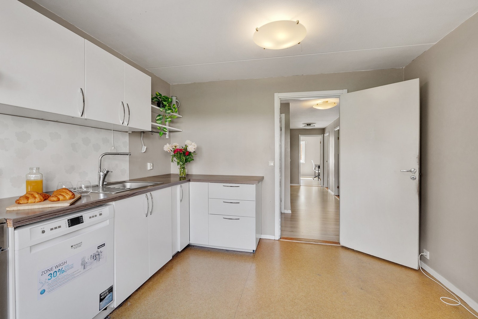 Fin plass til spisebord på kjøkkenet. Galleribilde