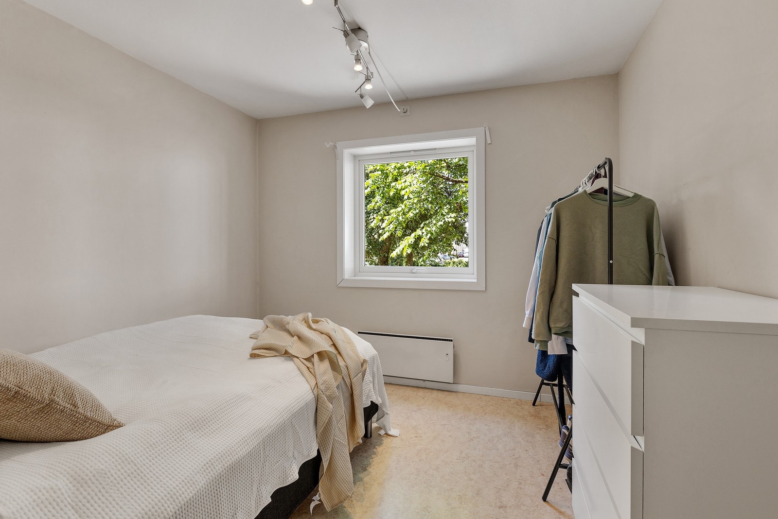 Soverom 3: God plass til dobbeltseng. Egner seg også bra som kontor, barnerom eller hobbyrom. Galleribilde