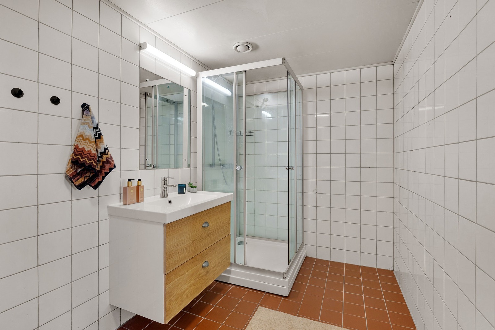 Badet er av god størrelse med ilagte varmekabler. Galleribilde