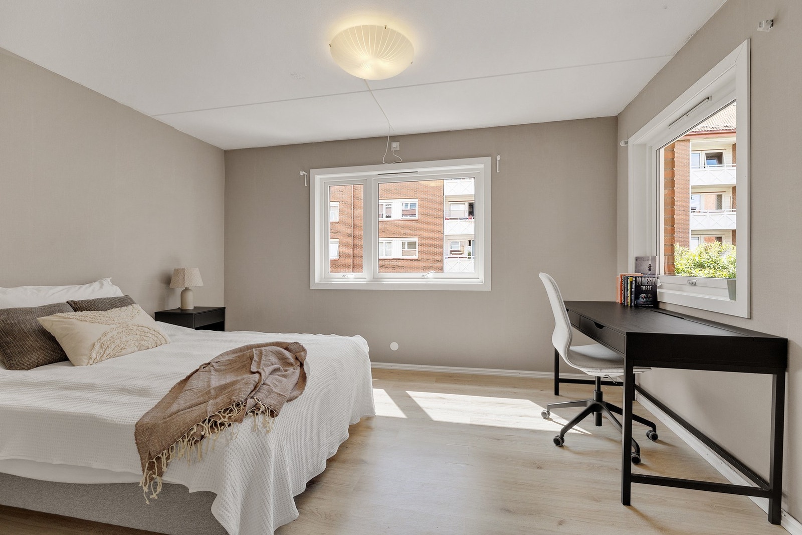 Hovedsoverommet har god plass til dobbeltseng med tilhørende møblement. Galleribilde