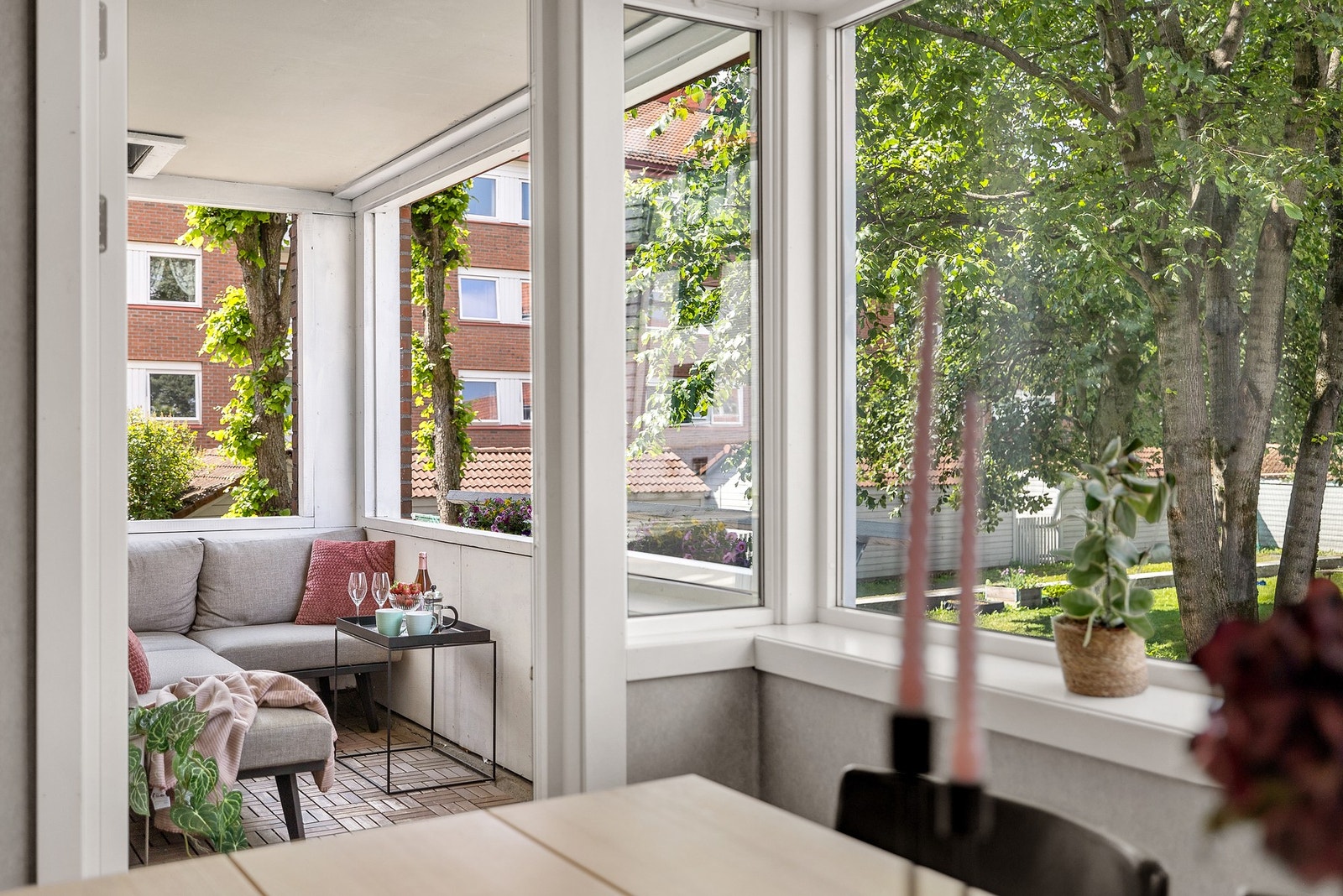 Utgang fra stue til romslig balkong. Galleribilde