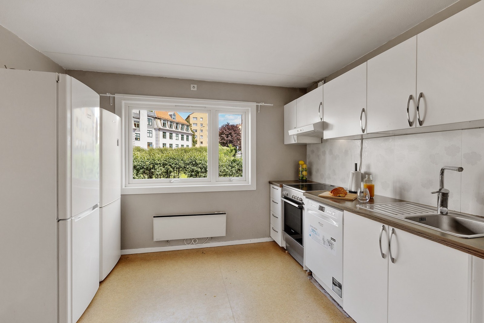 Separat kjøkken med hyggelig utsyn og god plass til spisebord. Galleribilde