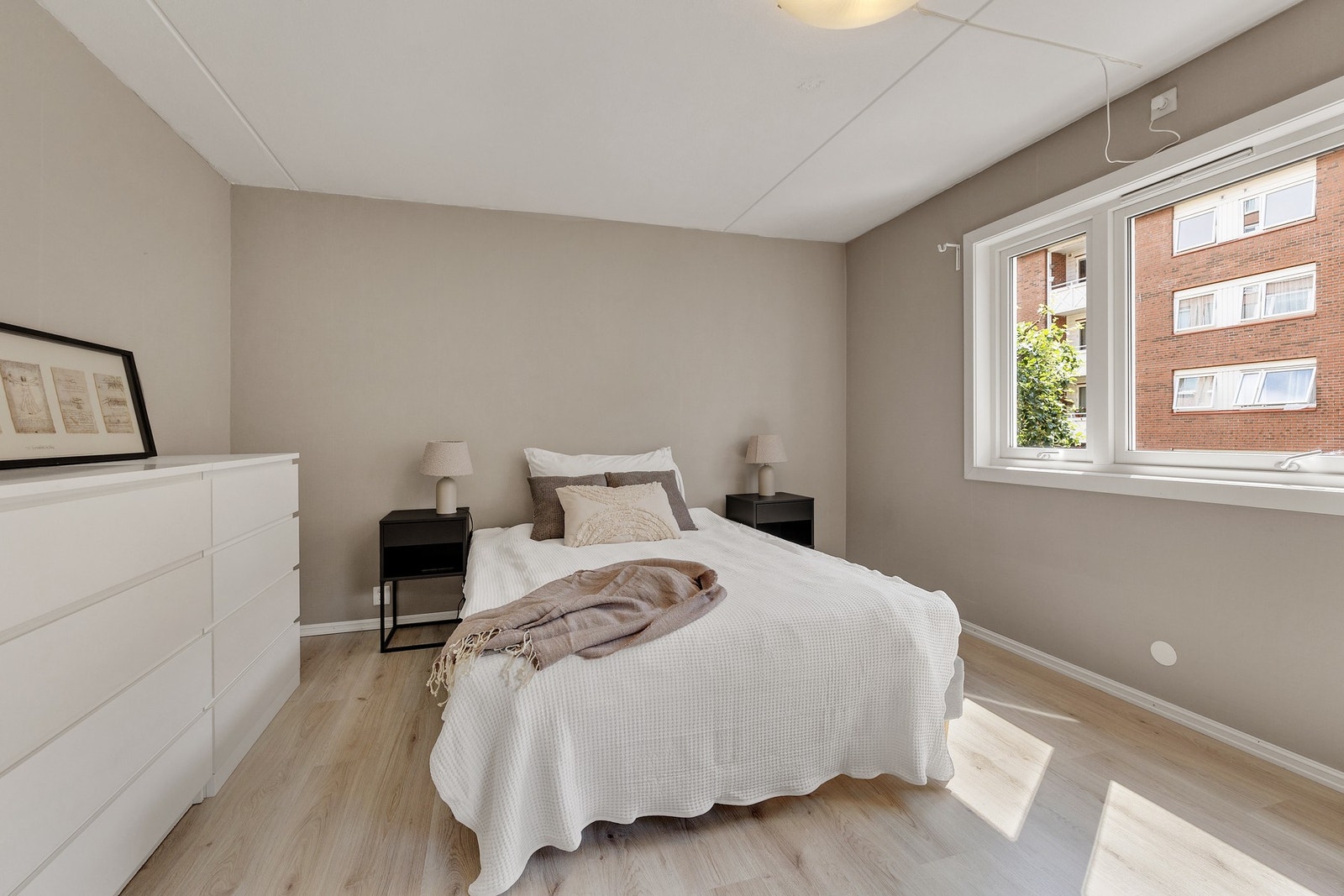 God plass til plassering av garderobeskap/skyvedørsgarderobe. Galleribilde