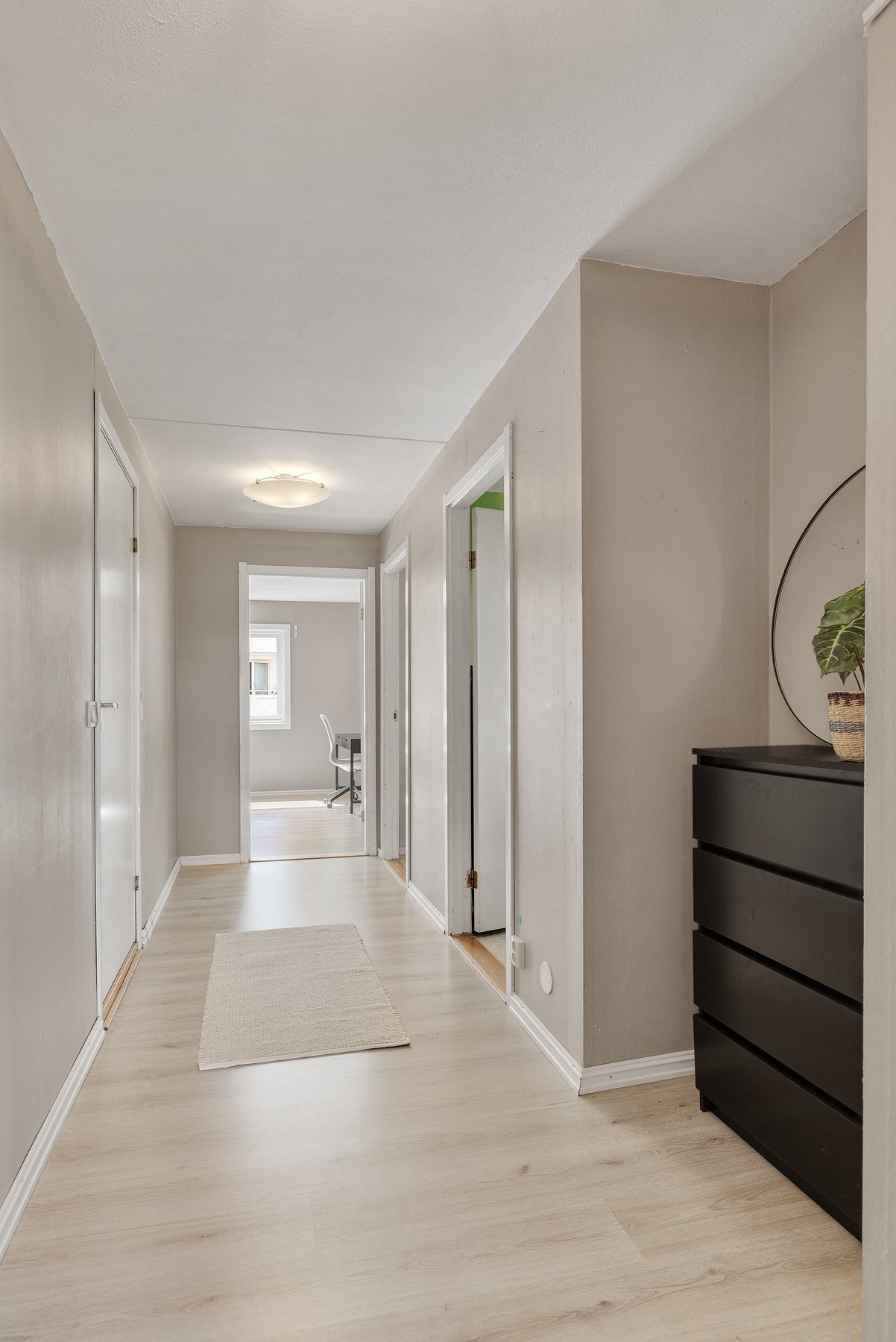 Svært romslig og innbydende entré med plass til skohylle, kommode og oppheng for yttertøy. Galleribilde