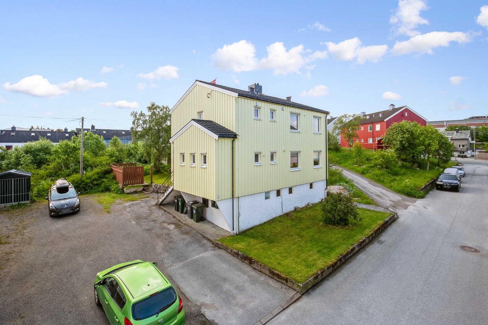 Leiligheten ligger i en tomannsbolig med gangavstand til sentrum Galleribilde
