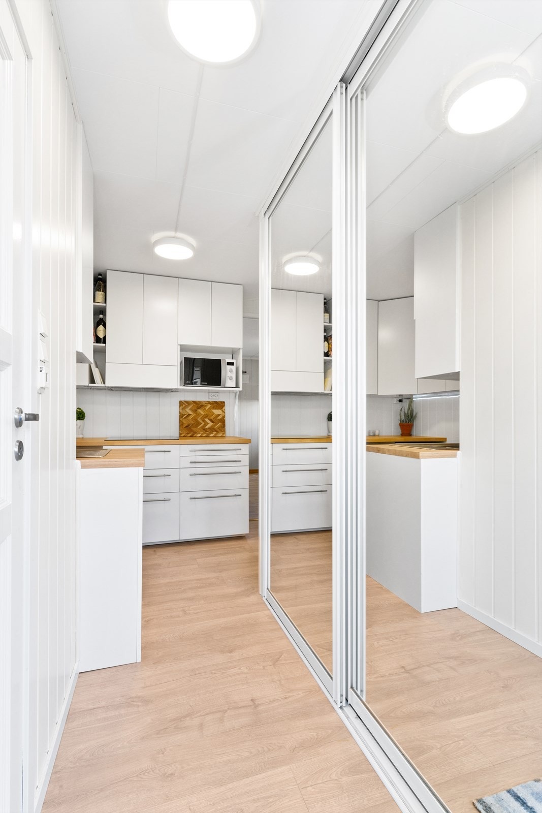 Praktisk skyvedørsgarderobe i gang. Galleribilde