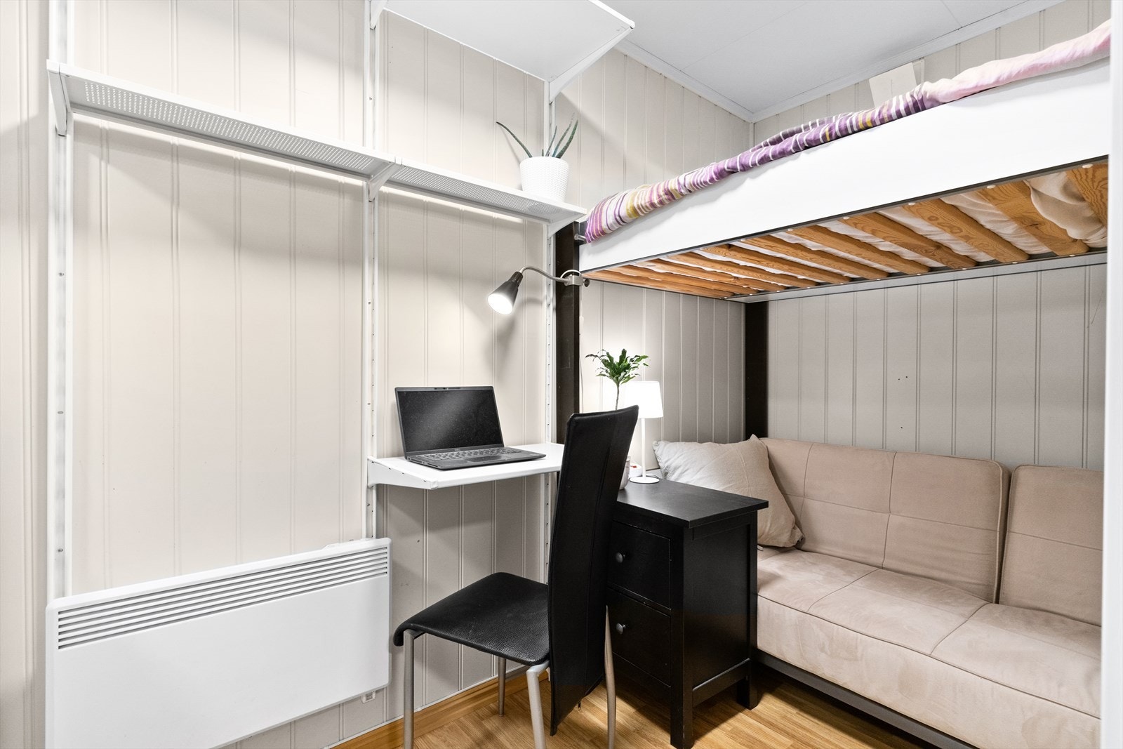 Soverom med garderobeskap. Galleribilde