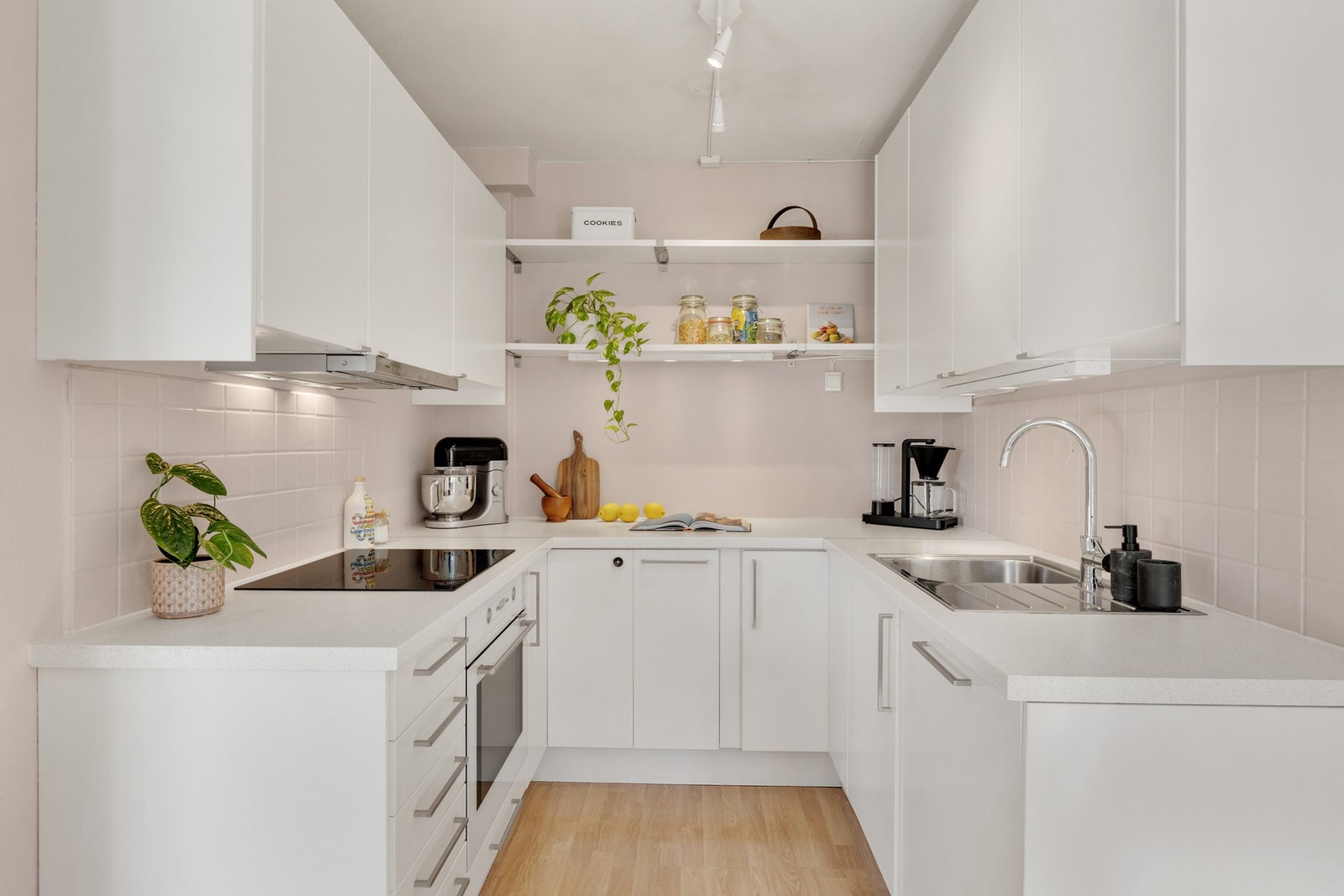 Ikea kjøkkeninnredning fra 2012 med glatte fronter og laminat benkeplate. Galleribilde