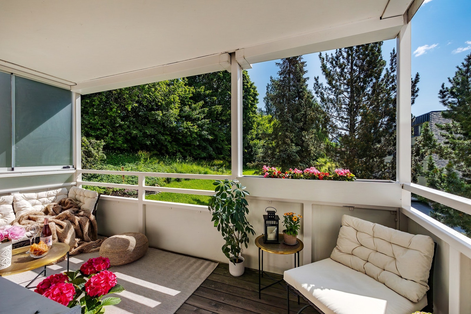 Terrassen har god plass til utemøblement. Galleribilde