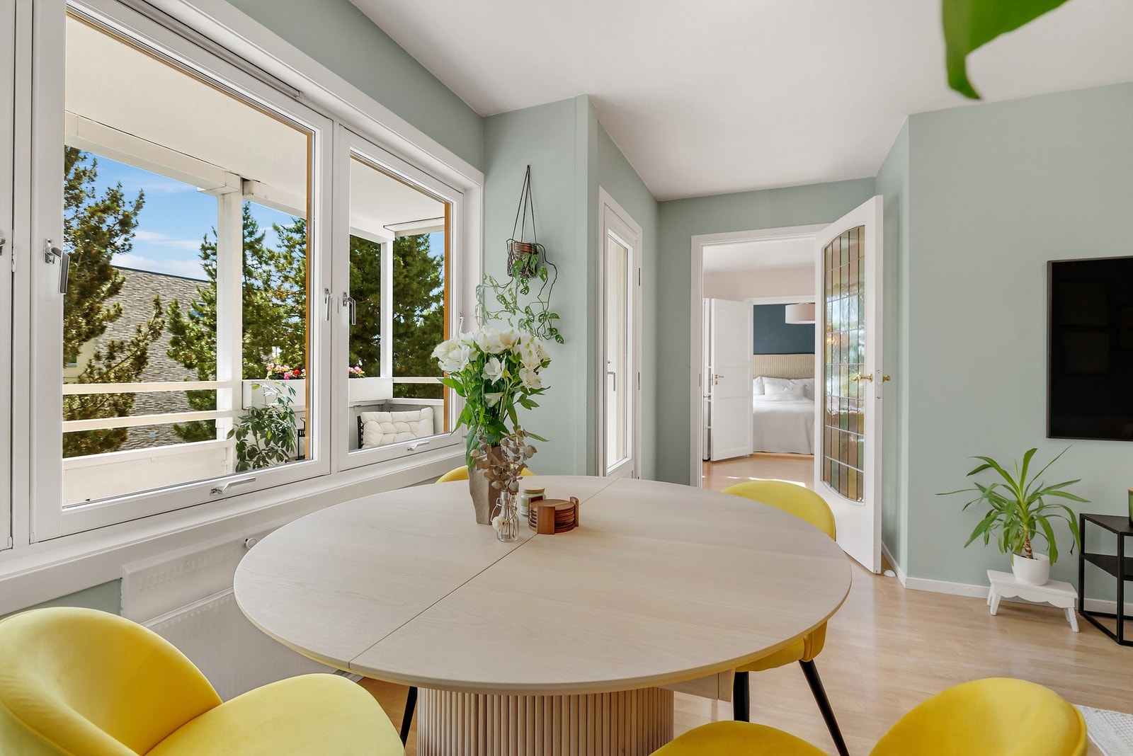 Mulighet for hyggelig større spisebord ute i stuen. Galleribilde