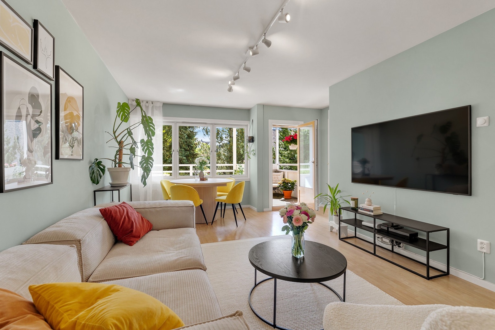 Stuen er lys og romslig, med store vindusflater som slipper inn rikelig med dagslys. Galleribilde