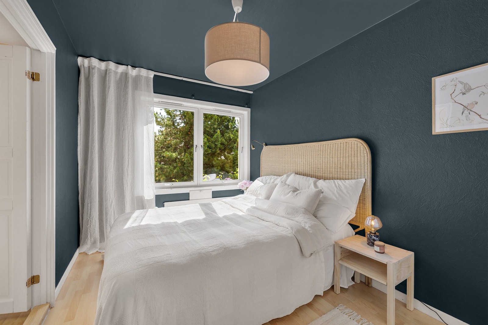 Soverom med god plass til dobbeltseng og nattbord. Galleribilde