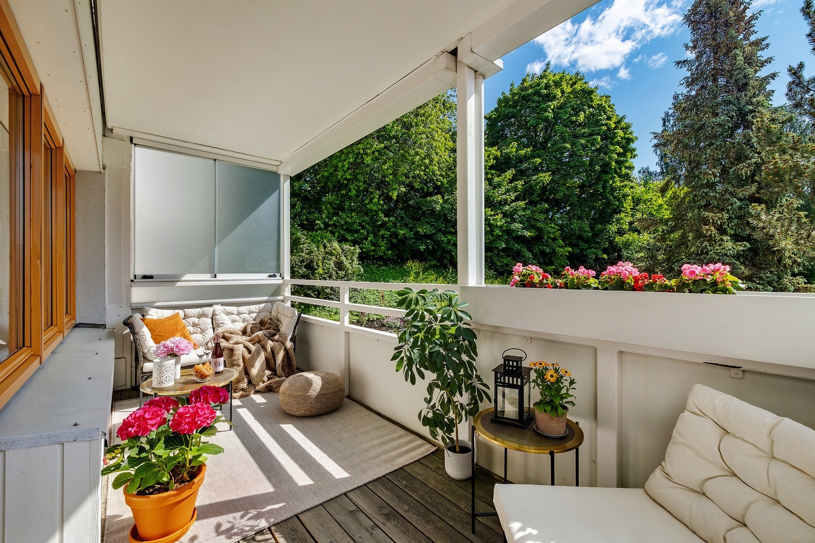 Terrassen er på ca. 8,3 kvm med tregulv. Galleribilde