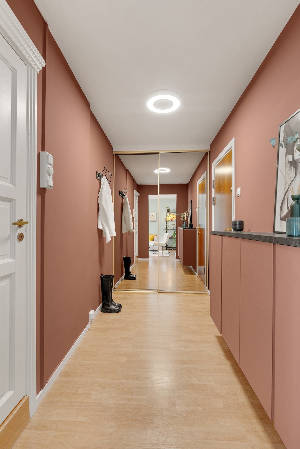 Entré med gode oppbevarings muligheter. Galleribilde