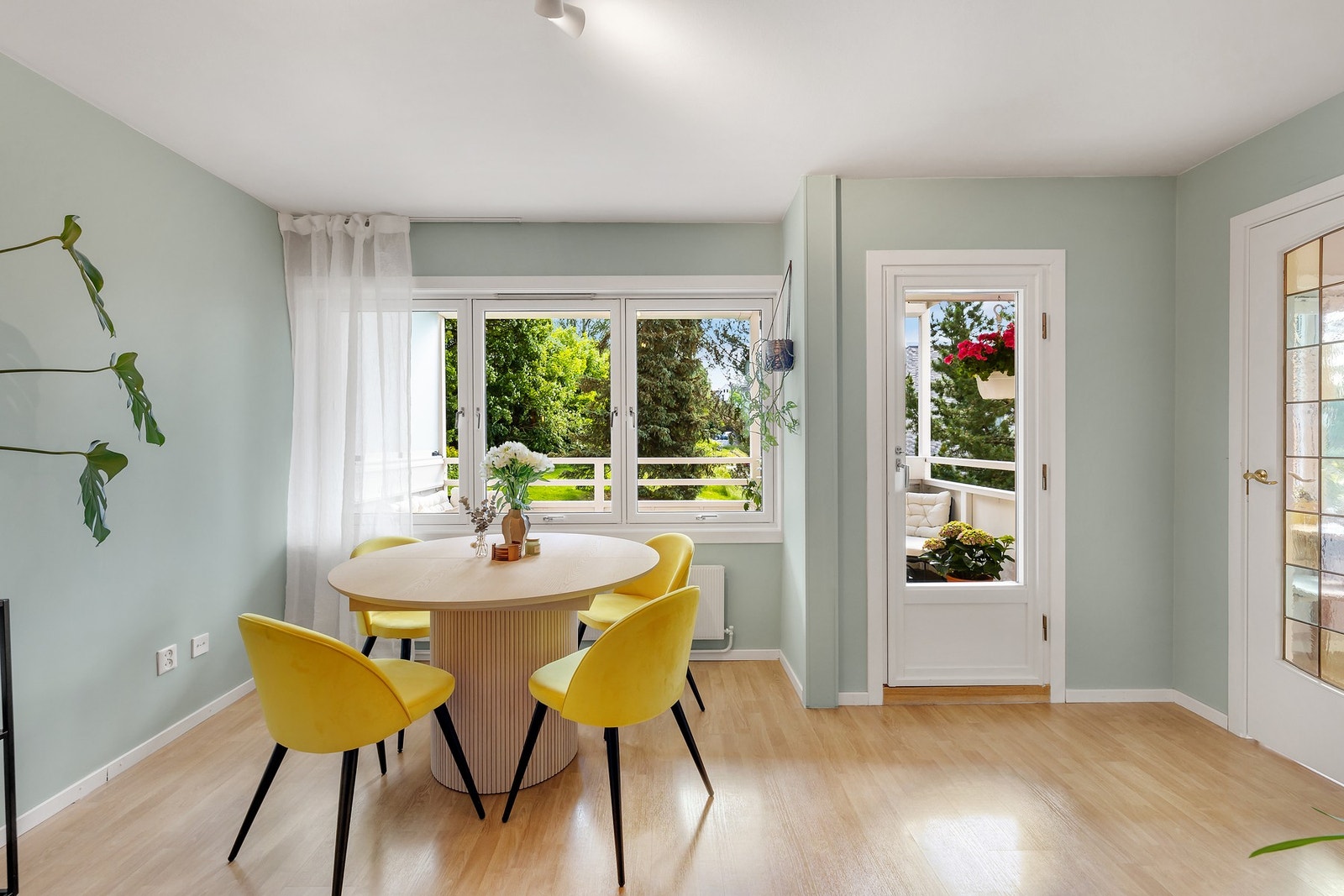 Fra stuen er det utgang til en stor, østvendt terrasse. Galleribilde