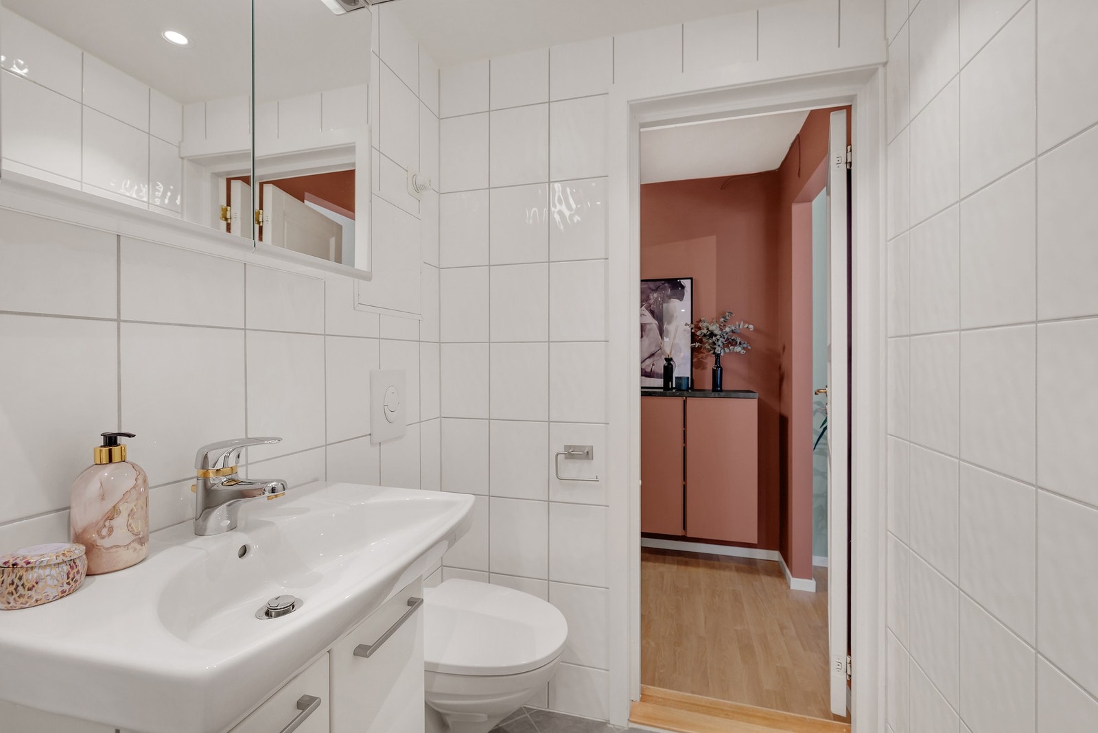 Bad fra 2012 med skap under vask. Galleribilde