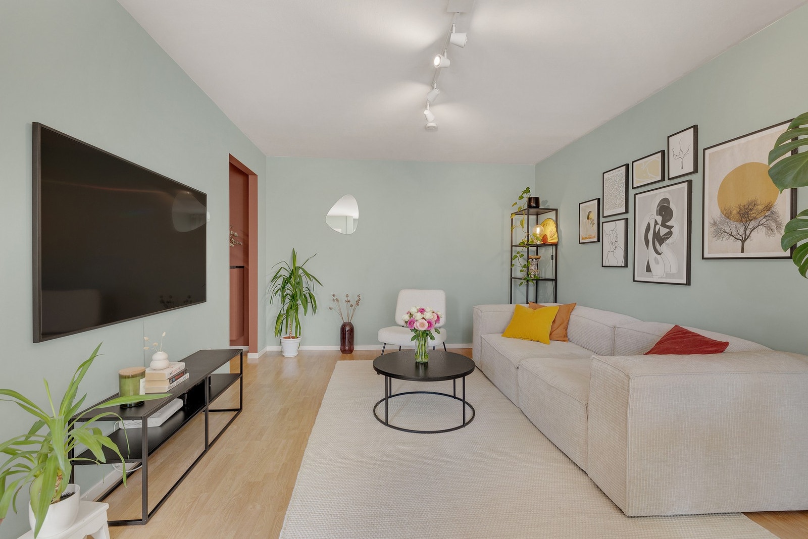 Gode muligheter til en stor sofa gruppe og annet ønskelig møblement. Galleribilde